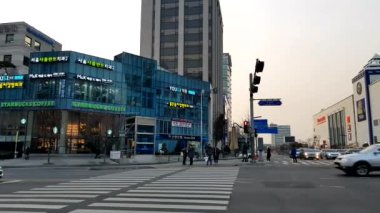 Suwon, Güney Kore - 21 Ocak 2018: Main Street Suwon City Güney Kore üzerinde 21 Ocak 2018. Kore Savaşı Suwon, büyük ölçüde dört kez değişti şehir eller etkilenen. 