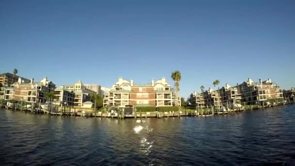 ヨット Intampa フロリダ州住民で高級住宅を得る地域におけるすべての活動を楽しま — ストック動画