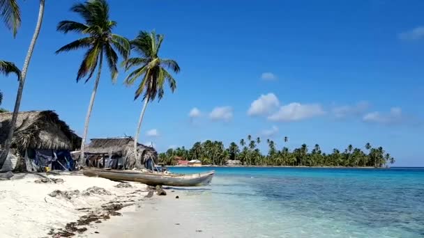 ブラス ヤラー パナマのサンブラス諸島の島々 に茅葺き屋根のクナ族の伝統的な家 — ストック動画