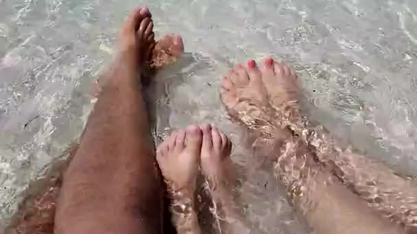 Семейные Ноги Отдыхают Пляже Летние Каникулы Концепция Отдыха — стоковое видео