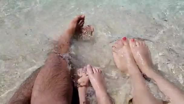 家庭的脚在海滩上放松 假期概念 — 图库视频影像