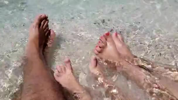 在海滩上度假的家庭脚 家庭联盟 — 图库视频影像