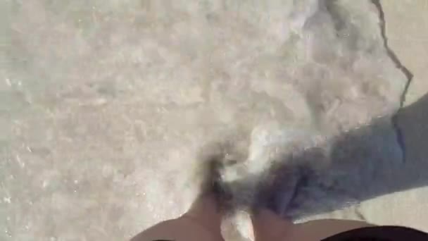 Ondas Cobrindo Pés Uma Mulher Areia Praia — Vídeo de Stock