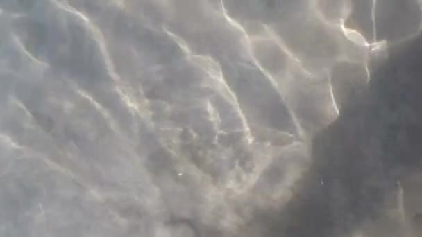 Вода Белом Песчаном Дне — стоковое видео