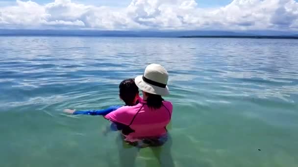 Sahilde Mutlu Bir Aile Anne Kızı Plaj Eğleniyor — Stok video