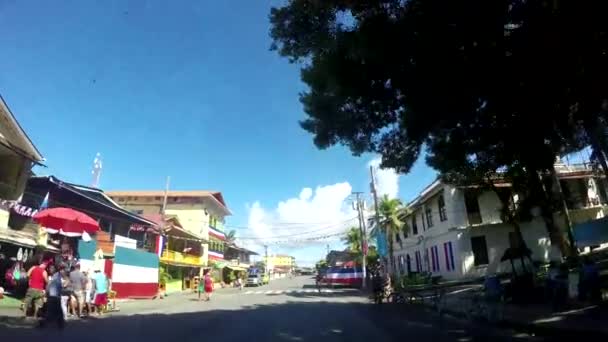 博卡斯 巴拿马 11月6日 司机在巴拿马博卡斯的街道上驾驶着汽车行驶 博卡斯是巴拿马在加勒比地区的顶级海滩目的地 — 图库视频影像
