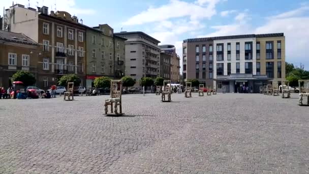 Krakow Polonia Giugno Sedie Nella Plac Bohaterow Getta Jewish Plaza — Video Stock