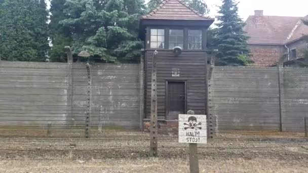 アウシュビッツ ポーランド 2017 日にアウシュビッツ ポーランドのアウシュビッツ強制収容所内の電気柵の前に停止する記号警告囚人 — ストック動画