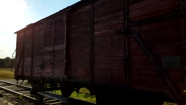 2017 日にポーランド アウシュヴィッツ ビルケナウでランプでアウシュビッツ ポーランド ドイツ鉄道車 この牛の車ドイツの 800 まで運ぶより速くそれらを殺すためにユダヤ人 — ストック動画