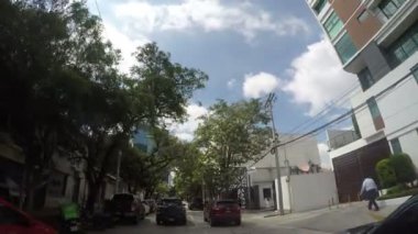 Guatemala City, Guatemala - 25 Ekim 2019: Şehrin işlek caddelerinin, şirket ve iş alanlarının POV 'u. Orta Amerika 'nın en kalabalık şehri..