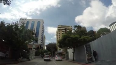 Guatemala City, Guatemala - 25 Ekim 2019: Şehrin işlek caddelerinin, şirket ve iş alanlarının POV 'u. Orta Amerika 'nın en kalabalık şehri..