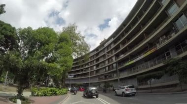 Guatemala City, Guatemala - 25 Ekim 2019: Şehrin işlek caddelerinin, şirket ve iş alanlarının POV 'u. Orta Amerika 'nın en kalabalık şehri..