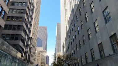 NEW YORK, ABD - 3 NOV 2019: Manhattan sokak sahnesi. New York 'ta her gün kalabalık bir cadde, insanlar çalışıyor ve diğerleri de işe gidiyor, ayrıca bölgedeki turistler de..