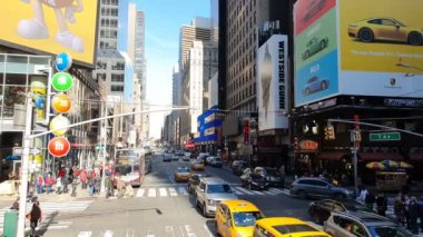 New York, ABD - 3: POV Times Meydanı. New York ve ABD 'nin sembolü olan Broadway Tiyatroları ve LED levhaları ile birlikte Manhattan, New York City' de yer almaktadır..