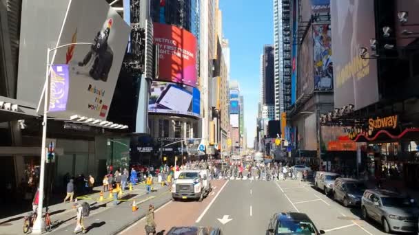 Usa 11月3日 Times SquareのPov ニューヨーク市と米国のシンボルとしてブロードウェイシアターとLedサインで紹介されています 11月3 2019ニューヨーク市マンハッタン — ストック動画