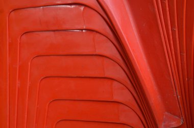 renk soyut kırmızı sıra yığınının üstündeki plastik sandalye