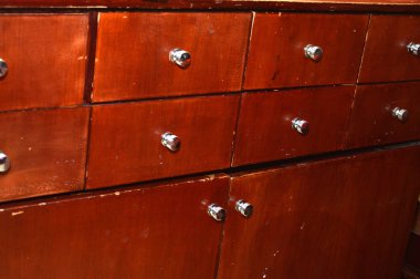 Masadaki tahta dolap.