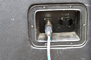 arkasında loudspeker kutusunda hoparlör fişleri