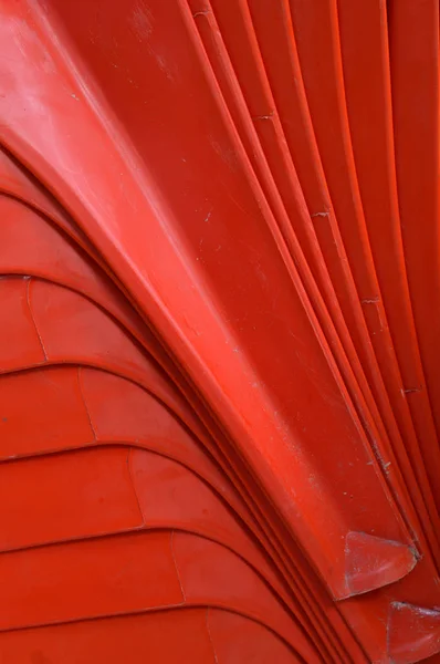 Renk Soyut Kırmızı Sıra Yığınının Üstündeki Plastik Sandalye — Stok fotoğraf
