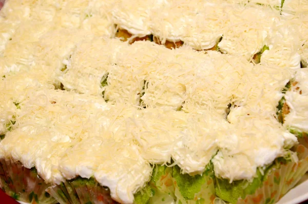 Sponge Cake Grated Cheese White Plate — Stock Photo, Image
