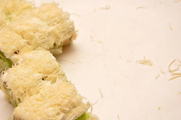 海绵蛋糕与磨碎的奶酪在白色盘子 — 图库照片