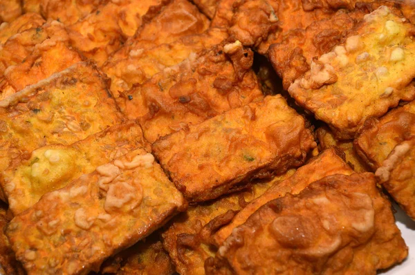 揚げテンペ 原料大豆とインドネシア人の典型的なスナック — ストック写真