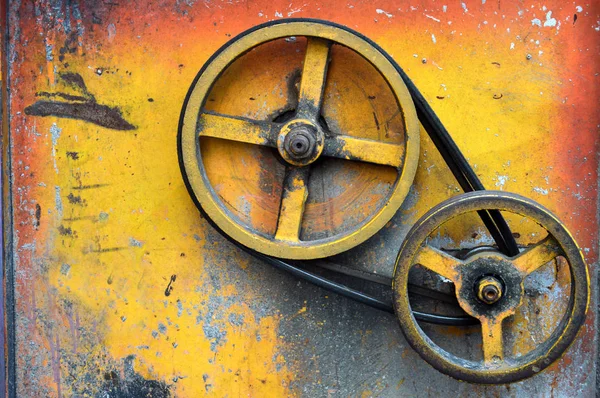 Turuncu Sarı Renkli Eski Demir Tekerlek — Stok fotoğraf