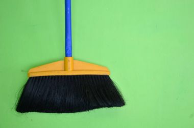 yeşil duvar üzerinde mavi süpürge elyaf