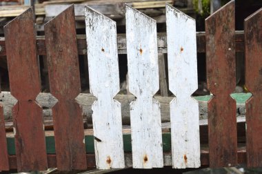 beyaz ve kahverengi eski ahşap çitler