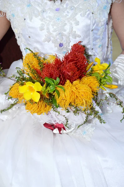 手で花嫁の花の花束 — ストック写真