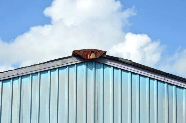 Techo Casa Contra Cielo Azul — Foto de Stock