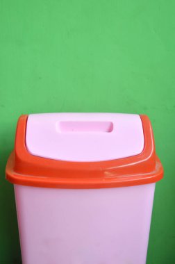 yeşil duvar üzerinde pembe plastik kutuları