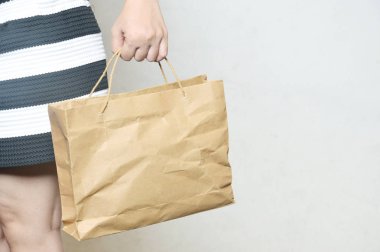 Kadınlar beyaz arka planda el çantası tutarlar.