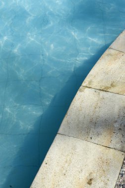 havuzda seramik merdiven