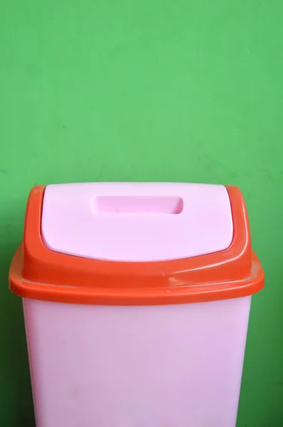 Yeşil Duvar Üzerinde Pembe Plastik Kutuları — Stok fotoğraf