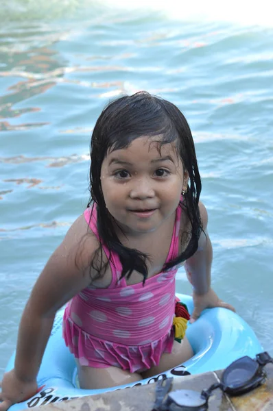 Gadis Kecil Asia Kolam Renang — Stok Foto