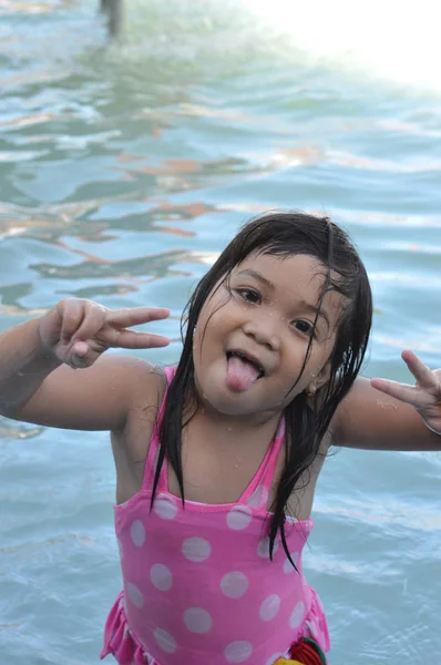 Asiatische Kleine Mädchen Die Pool — Stockfoto