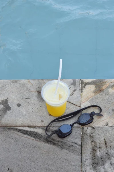 Gafas Baño Con Zumo Naranja Piscina — Foto de Stock