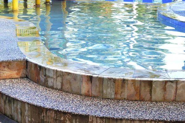 Seramik Mavi Sularla Dolu Yüzme Havuzu — Stok fotoğraf