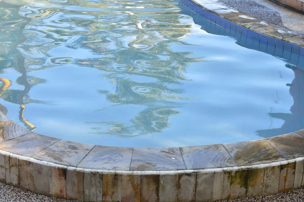 Бассейн Керамической Голубой Водой — стоковое фото