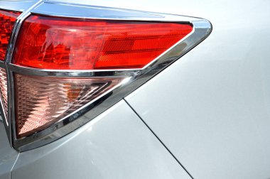 kırmızı araba dönüş sinyali