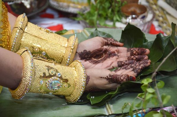 Henna Mãos Bugisnese Casamento Indonésio Noiva Mappacci Cerimonial — Fotografia de Stock