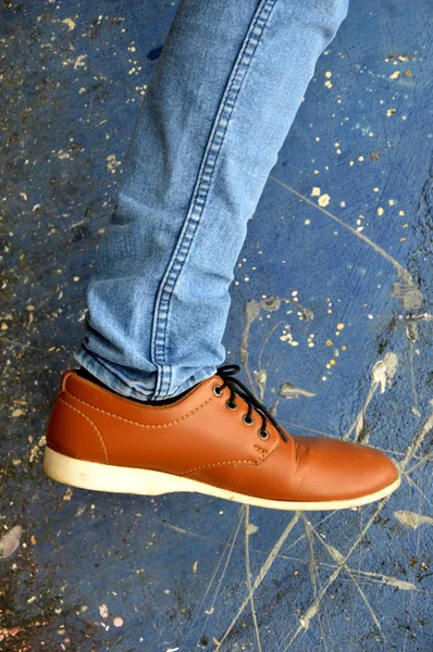 Leather Shoes Jeans Concrete Wall — Stock Photo, Image