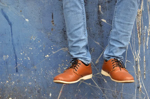 Zapatos Cuero Con Jeans Pared Hormigón —  Fotos de Stock