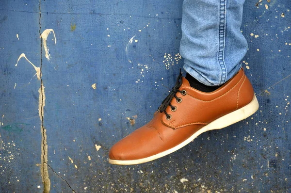 Leather Shoes Jeans Concrete Wall — Stock Photo, Image