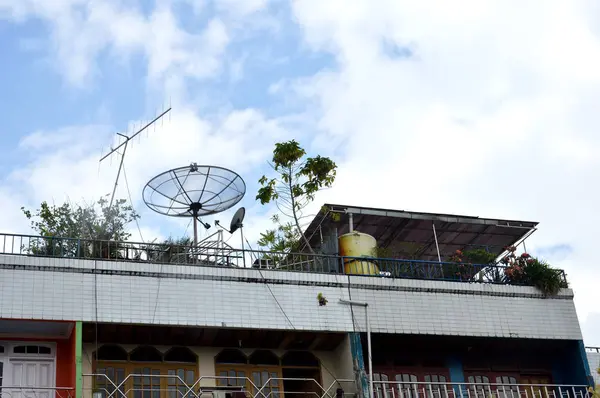 Antenna Parabolica Sul Tetto Dell Edificio — Foto Stock