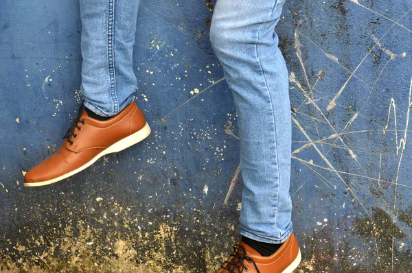 Zapatos Cuero Con Jeans Pared Hormigón —  Fotos de Stock