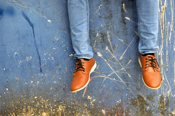 Zapatos Cuero Con Jeans Pared Hormigón —  Fotos de Stock
