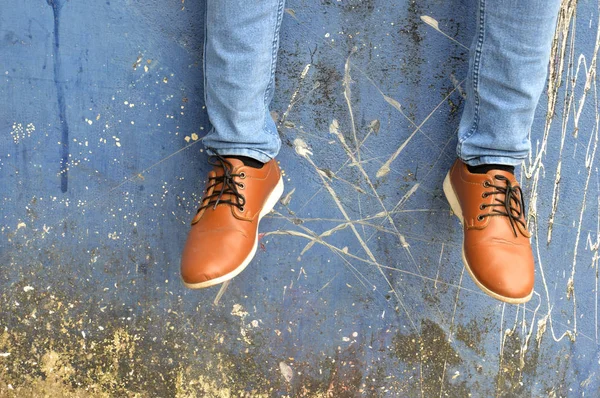 Sapatos Couro Com Jeans Parede Concreto — Fotografia de Stock