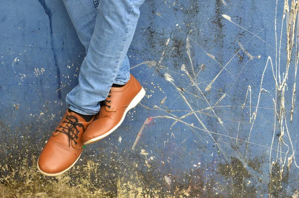 Sepatu Kulit Dengan Jeans Dinding Beton Stok Foto Bebas Royalti